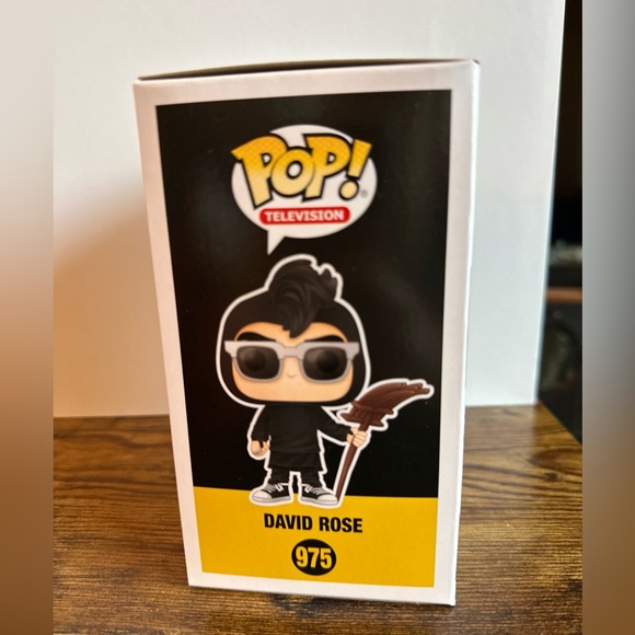 Funko Pop! Television David Rose Figure with Black Outfit (Chase Edition) - Picture 4 of 6